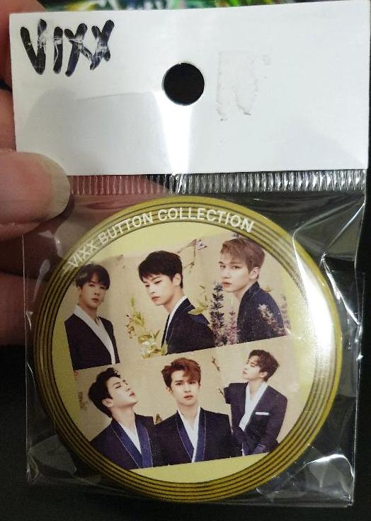 a round pin with all 6 members of VIXX