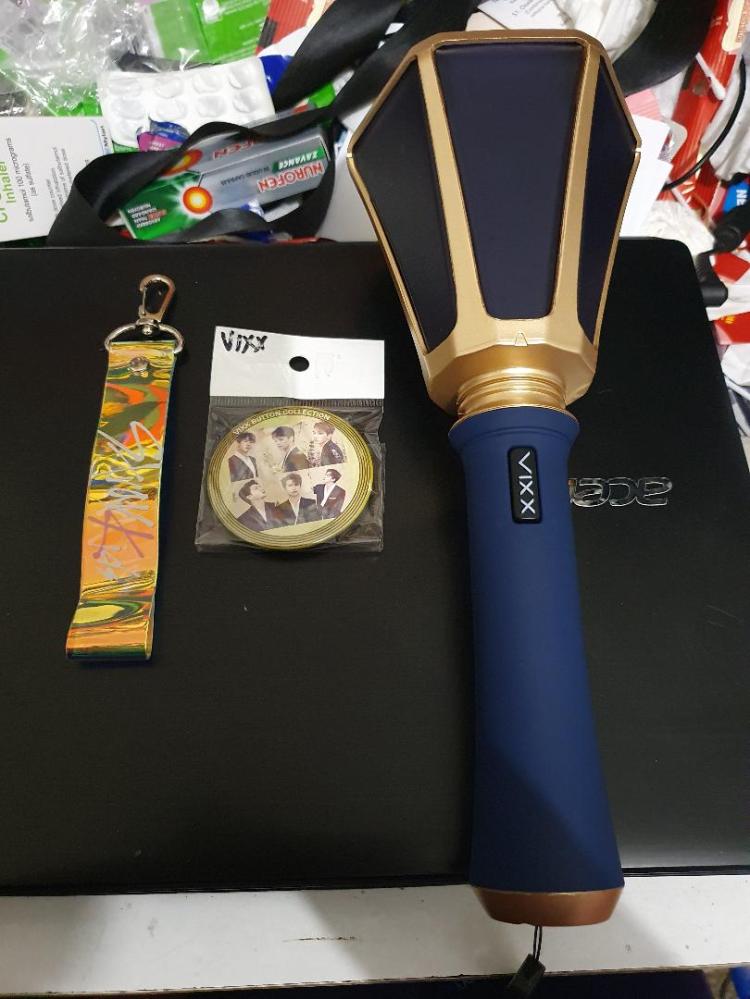 a picture of the lightstick, pin and bag tag