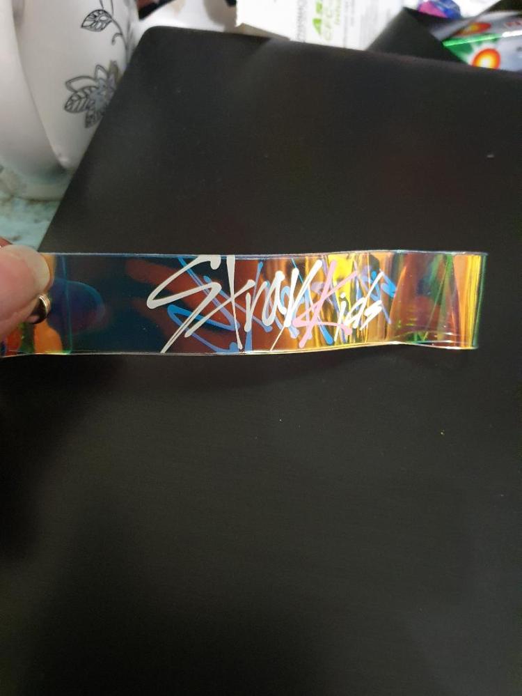 a bag tag with the words stray kids on both sides