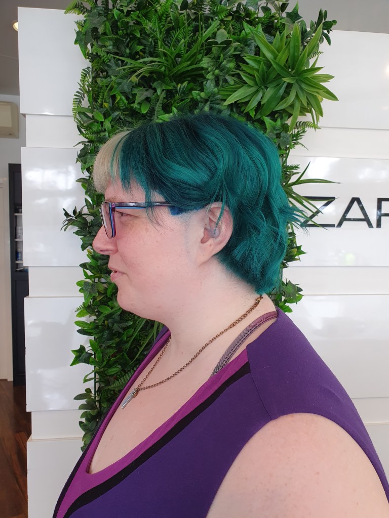 teal hair with blonde bangs 